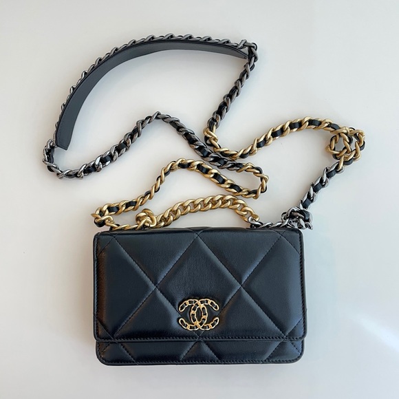 CHANEL 19 WALLET ON CHAIN - Picture 3 of 13